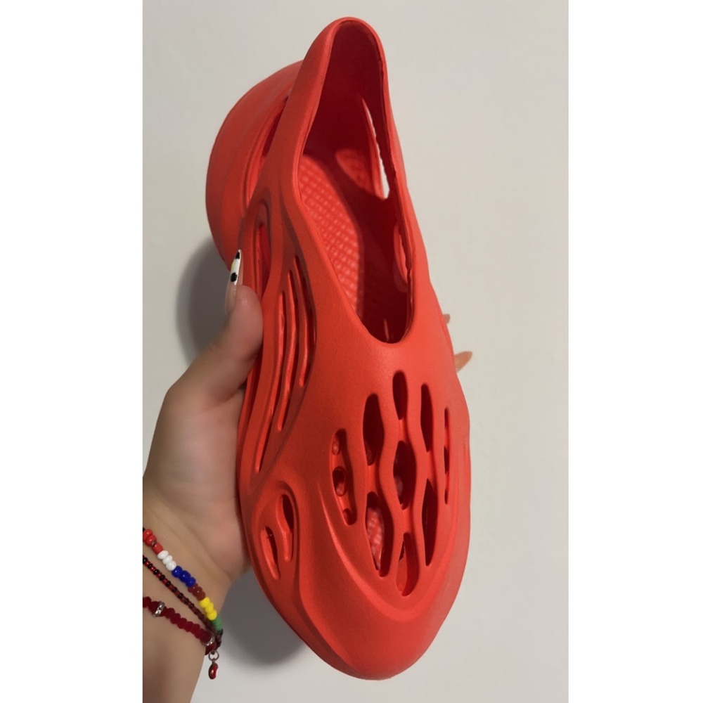 NWT!! Women’s Foam Runner Cut Out Sneakers SIZE 10 - Picture 1 of 3